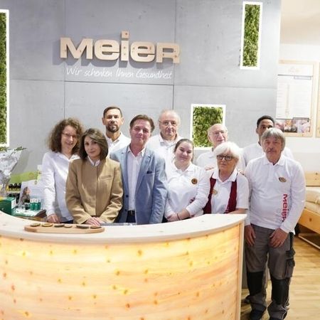 Das Team der Schreinerei Meier posiert gemeinsam im Eingangsbereich.
