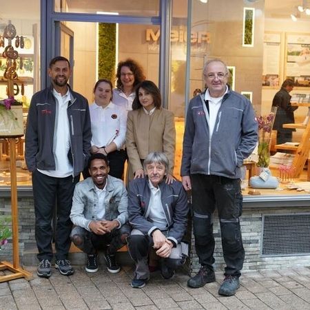 Das Team der Schreinerei Meier posiert gemeinsam vor dem Ladengeschäft.
