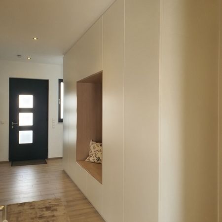 Große Garderobe mit Sitzmöglichkeit