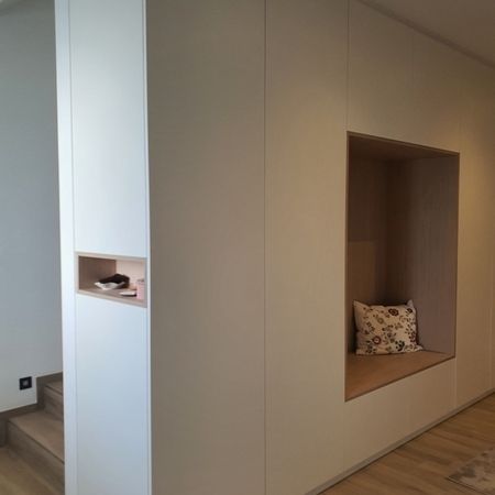 Große Garderobe mit Sitzmöglichkeit