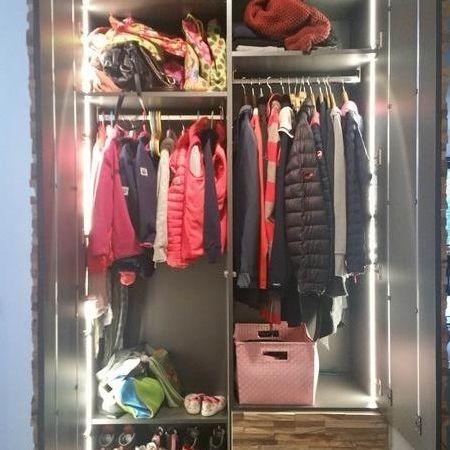 Mit Stein verkleidete Garderobe - geöffnet