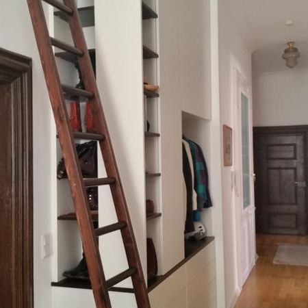 Hohe Garderobe in einem Flur