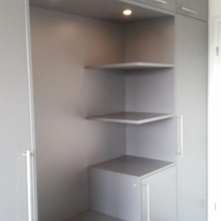 Grau Garderobe mit Beleuchtung