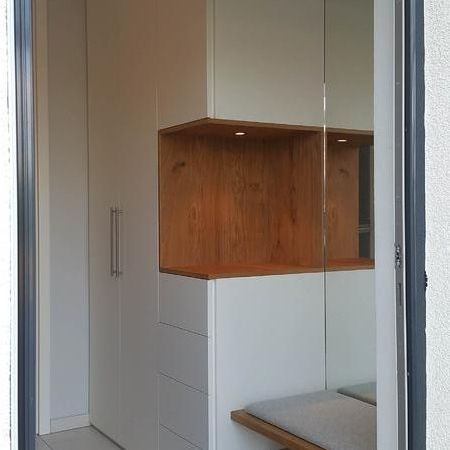 Garderobe mit Fach und Beleuchtung