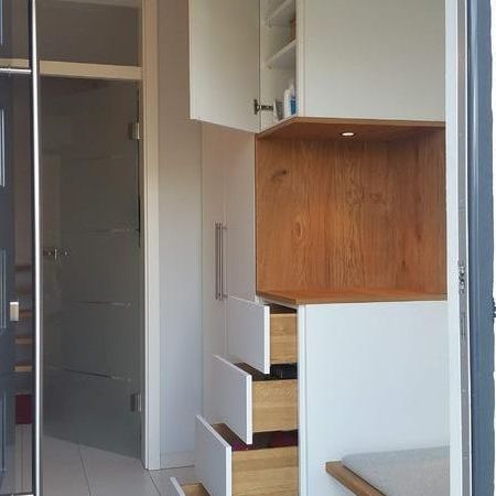 Garderobe mit Fach und Beleuchtung - geöffnet