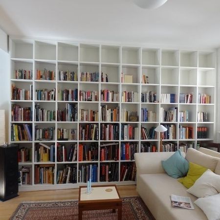 Großes, wandfüllendes Bücherregal