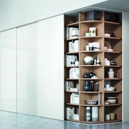 Bücherregal über eine Ecke