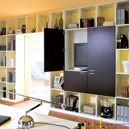 Großes, wandfüllendes Bücherregal mit Aussparung für den Fernseher