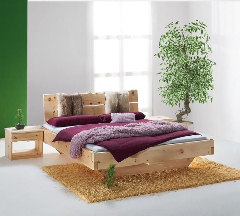 Modernes Bett aus Zirbenholz